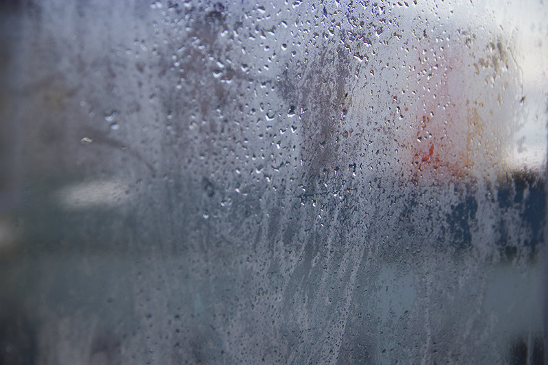 Хорошее фото заиндевевшего окна, во льду, изморози, с рисунками и узорами мороза