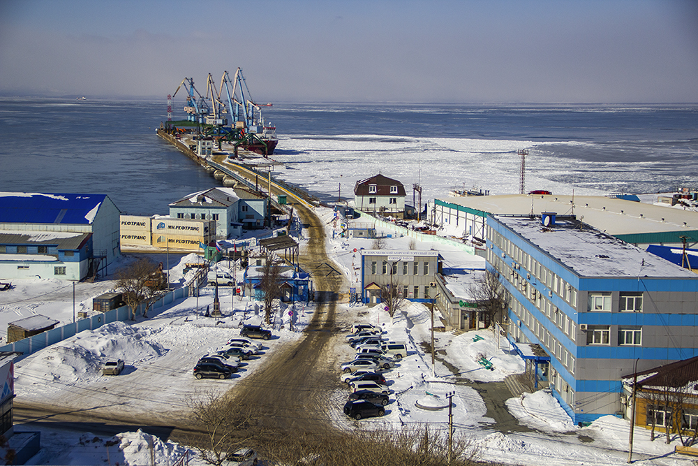 Фото города Корсаков, Сахалин: мужской монастырь, морские порты и Ленин в парке